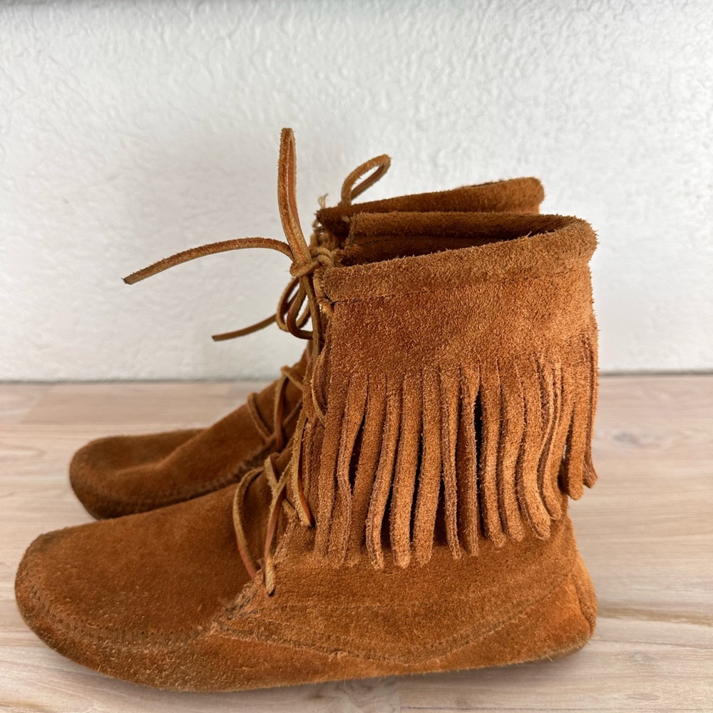 Minnetonka Women’s Classic Trapper Moccasin Fringe Boot